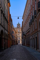 Fototapeta na wymiar Straße in der Altstadt von Modena in der Emilia-Romagna in Italien