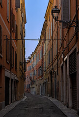 Fototapeta na wymiar Straße in der Altstadt von Modena in der Emilia-Romagna in Italien