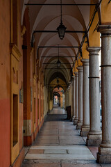 Fototapeta na wymiar Arkaden in der Altstadt von Modena in der Emilia-Romagna in Italien 