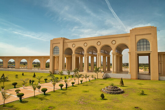 Jardin et Arcs de l'assembl&eacute;e Nationale Togolaise