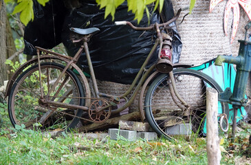 Altes Fahrrad mit Petroleumlaterne