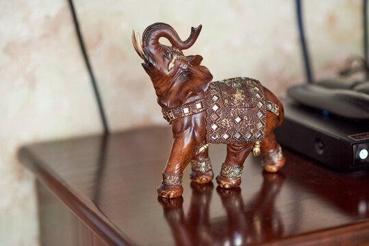 Souvenir polystone An elephant in a blanket-chain mail with mosaics and gold patterns
