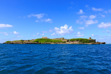 Mauritius, an der Küste von Ile aux Fouquets im indischen Ozean und blauer Himmel.