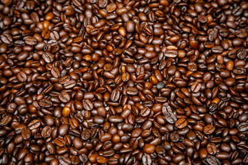 Grão de café sobre a mesa direto da fazenda lindo e cheiroso.