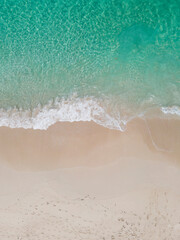 Fototapeta na wymiar waves on a turquoise beach