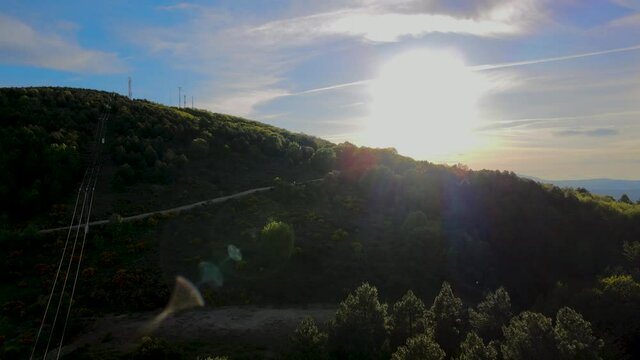 Jip up o movimiento de gr&uacute;a en la sierra de Bejar en la provincia de Salamanca, durante la puesta de sol con los campos verdes