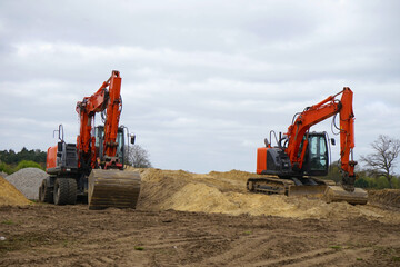 Bagger auf einer Baustelle mit Sandberge, Baugebiet