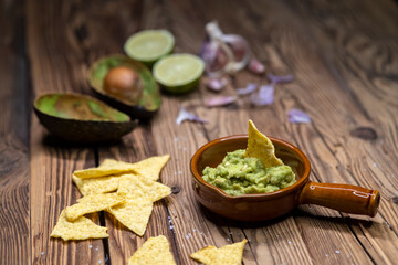 avocado dip flavored with garlic, chili, pepper, and lime juice with corn nachos