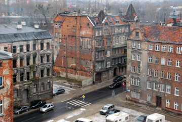 Stare i zniszczone kamienice mieszkalne w centrum miasta do remontu. 
