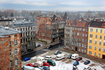 Stare i zniszczone kamienice mieszkalne w centrum miasta do remontu.   © FotoDax
