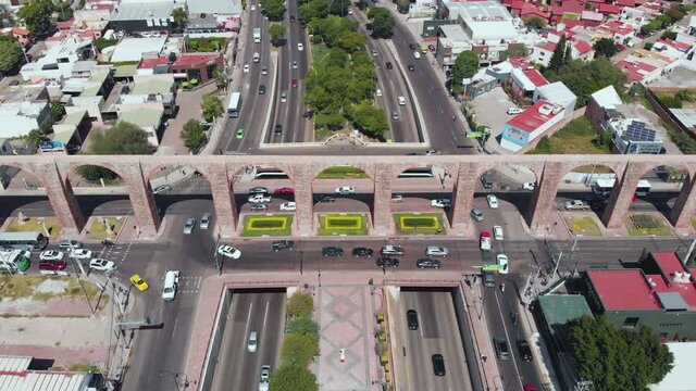 Vista a&eacute;rea frontal del Acueducto de Quer&eacute;taro tambi&eacute;n conocido como Los Arcos de Quer&eacute;taro con dron