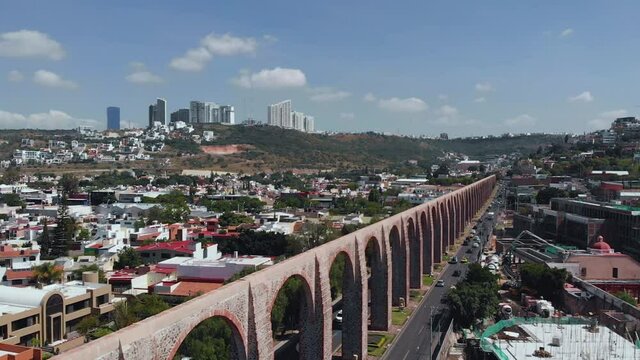 Vista aérea lateral del Acueducto de Querétaro también conocido como Los Arcos de Querétaro con dron