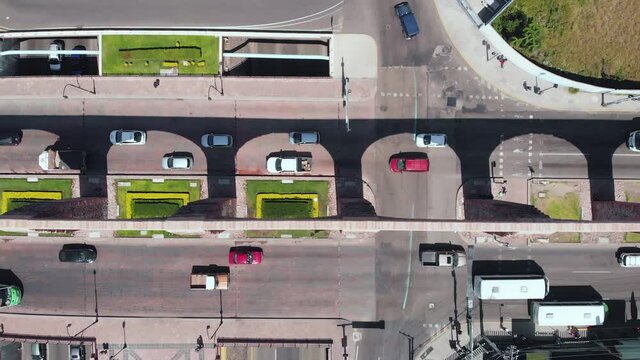 Vista aérea del Acueducto de Querétaro también conocido como Los Arcos de Querétaro con dron