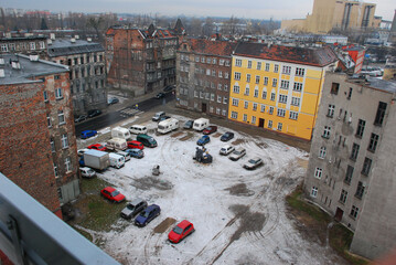 Stare i zniszczone kamienice mieszkalne w centrum miasta do remontu.   © FotoDax