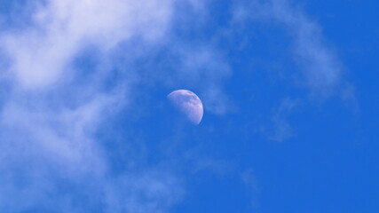 księżyc w chmurach, moon in the clouds