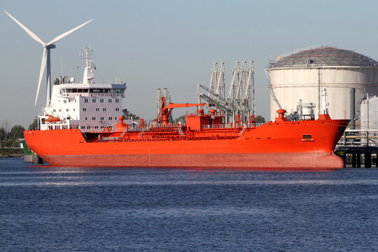 Roter Tanker im Hafen