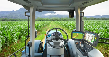 Türaufkleber 5G autonomer Traktor, der im Maisfeld arbeitet, Zukunftstechnologie mit intelligentem Landwirtschaftskonzept © kinwun