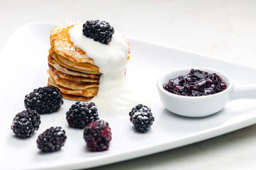 pancakes with blackberries and cream
