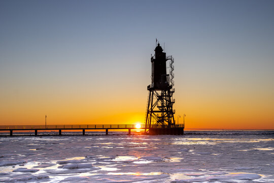 Dorum-Neufeld, Leuchtturm Obereversand, Sonnenuntergang, Winter, Eiszeit