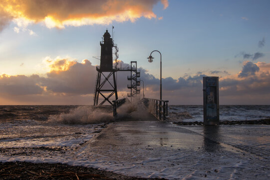 Dorum-Neufeld, Leuchtturm Obereversand, Sonnenuntergang, Sturmflut