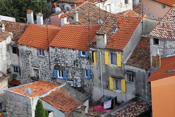 Piękny wakacyjny widok na stare miasto i czerwone dachy w Chorwacji.  - obrazy, fototapety, plakaty