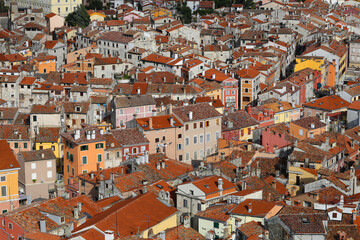 Piękny wakacyjny widok na stare miasto i czerwone dachy w Chorwacji.  - obrazy, fototapety, plakaty