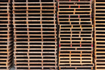 倉庫の横に積み上げえられた荷役用パレット