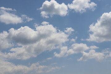 いくつかの雲と青い空