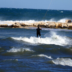 Sport, kitesurfing nel mare Adriatico del sud Europa
