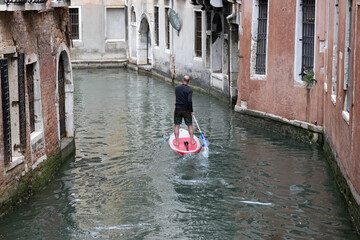 Fare surf sui canali veneziani