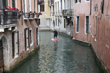 Fare surf sui canali veneziani
