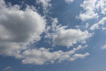 Fototapeta na wymiar いくつかの雲と青い空