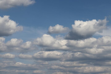 いくつかの雲と青い空