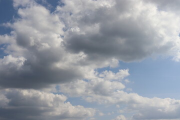 Fototapeta na wymiar いくつかの雲と青い空