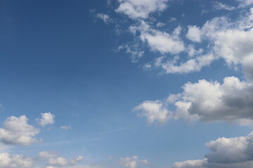 いくつかの雲と青い空