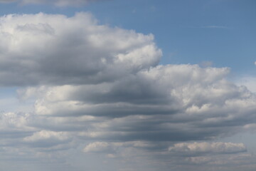いくつかの雲と青い空