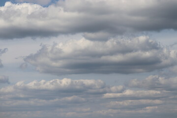 いくつかの雲と青い空