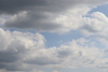 いくつかの雲と青い空