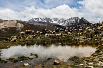 Cementerio minero de Milluni a los pies del Nevado Huayna Potosi en el departamento de La Paz,...