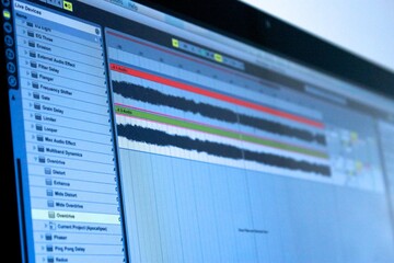 computador editando musica