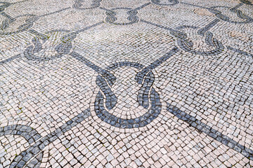 Calçada portuguesa em Aveiro com motivos marítimos, nós de marinheiro.