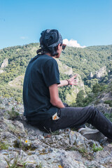 joven sentado mirando el paisaje