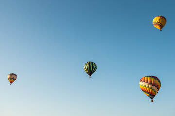 Obraz premium Hot air balloon take to the sky.