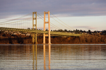 Obraz premium Tacoma Narrows Bridge in sunset lighting under clouds