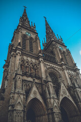 Fototapeta na wymiar basílica lujan altar virgen patrona argentina catedral atardecer cupula campanario