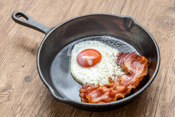 アウトドア　ベーコンエッグ　 Bacon and eggs and iron pan