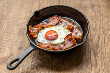 アウトドア　ベーコンエッグ　 Bacon and eggs and iron pan