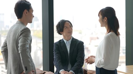 オフィスで打ち合わせをする人々