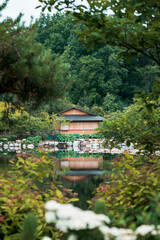Fototapeta na wymiar Perfect reflection of the teahouse in the japanese garden