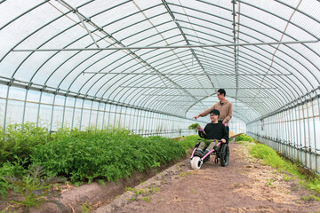 【車椅子】（男性二人）ビニールハウス農園